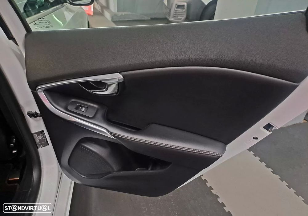 Volvo V40 2.0 D2 R-Design - 24