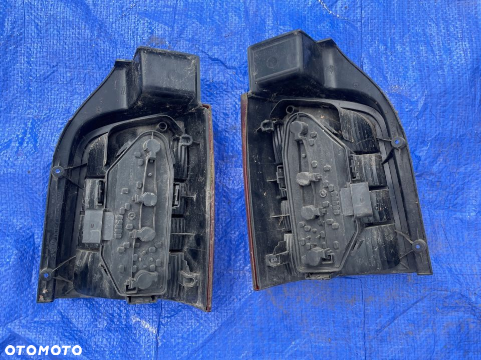 VW T5 LAMPY TYLNE KOMPLET DO KLAPY - 2