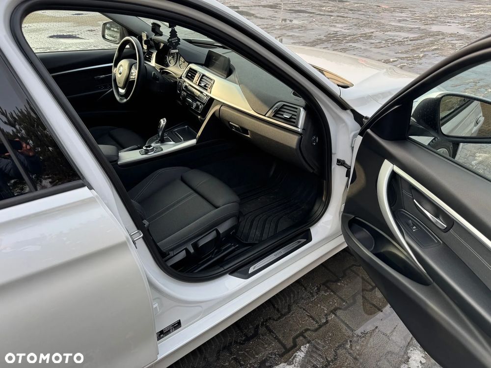 BMW Seria 3 320d Sport Line - 17