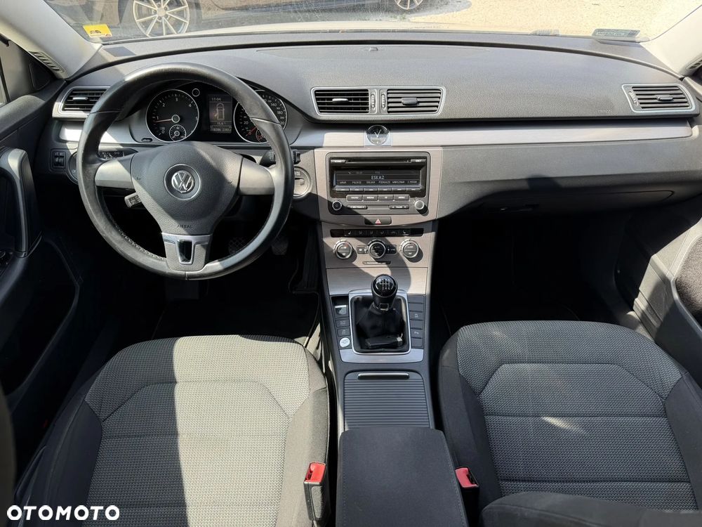 Volkswagen Passat 1.6 TDI Comfortline - 14