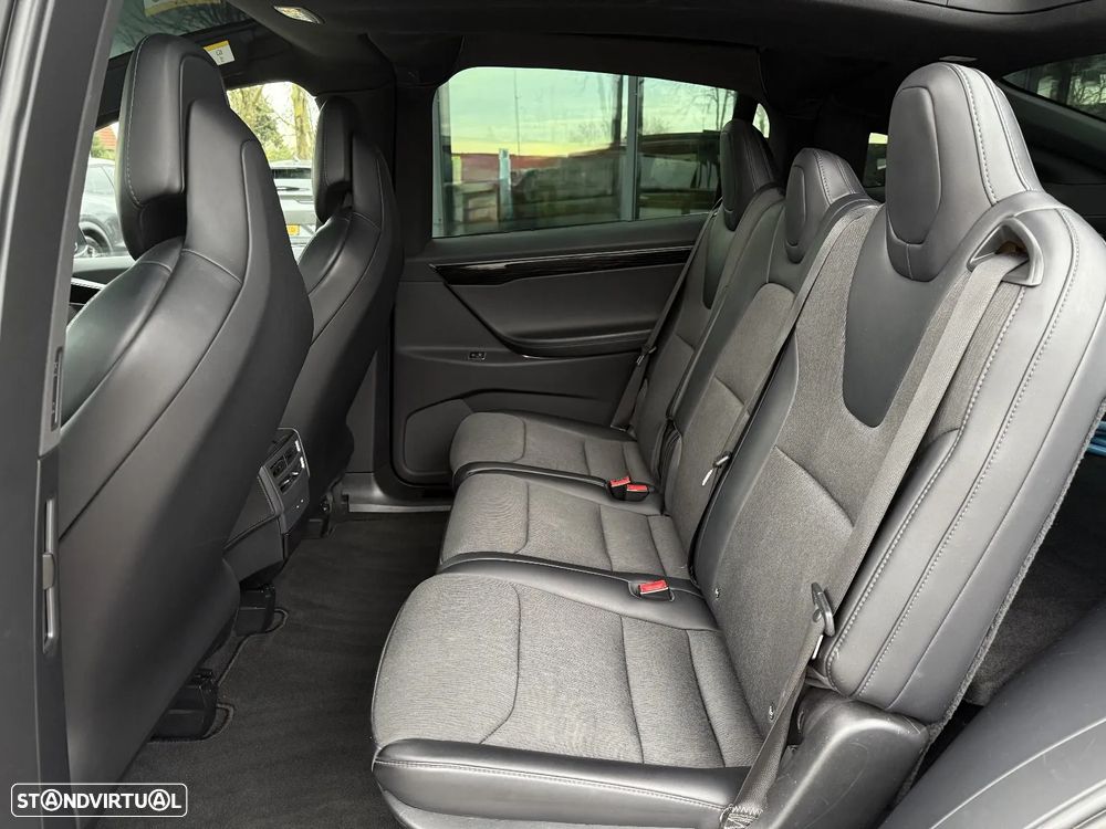 Tesla Model X - 15