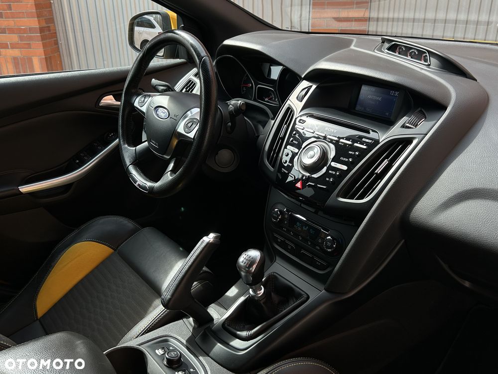 Ford Focus 2.0 EcoBoost ST mit Leder-Sport-Paket - 19