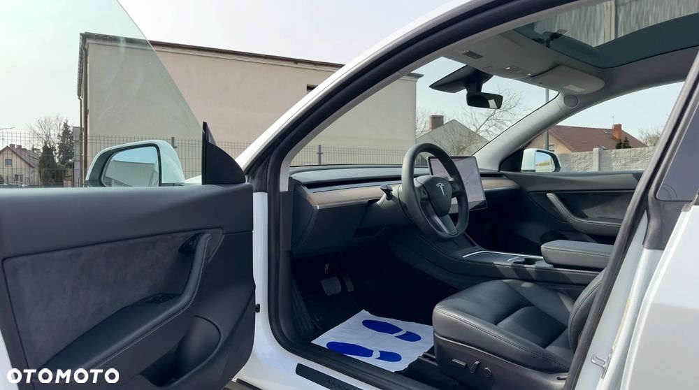 Tesla Model Y - 4