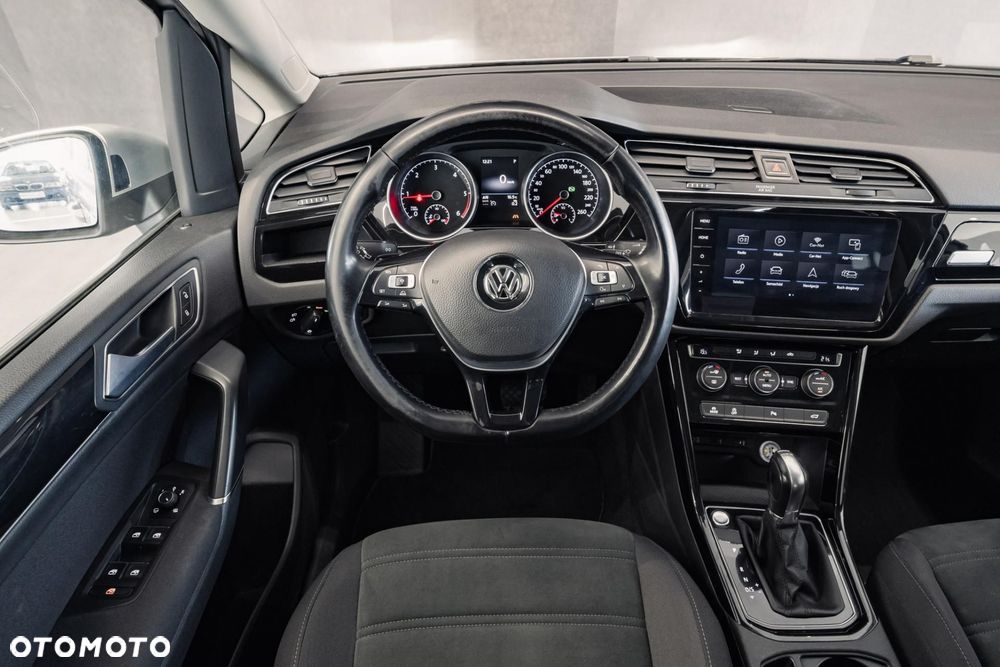 Volkswagen Touran - 12