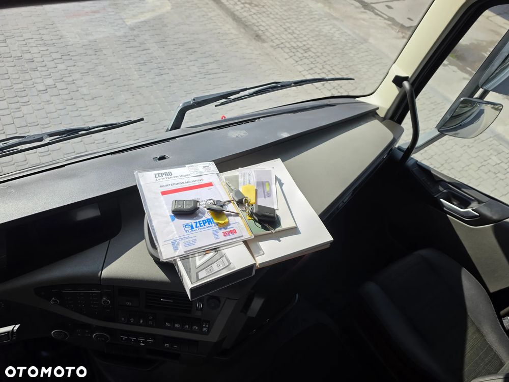 Volvo FH460 I SAVE / CARRIER 900/ KABINA SYPIALNA / CHŁODNIA KWIATOWA / SUPER STAN / 3 OŚ SKRĘTNA  / EURO 6 /SERWIS VOLVO / KONTENER KWIATOWY / - 35