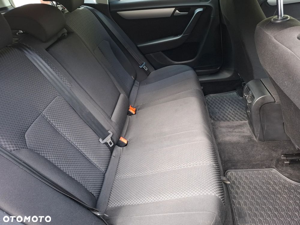 Volkswagen Passat 2.0 TDI Comfortline - 14