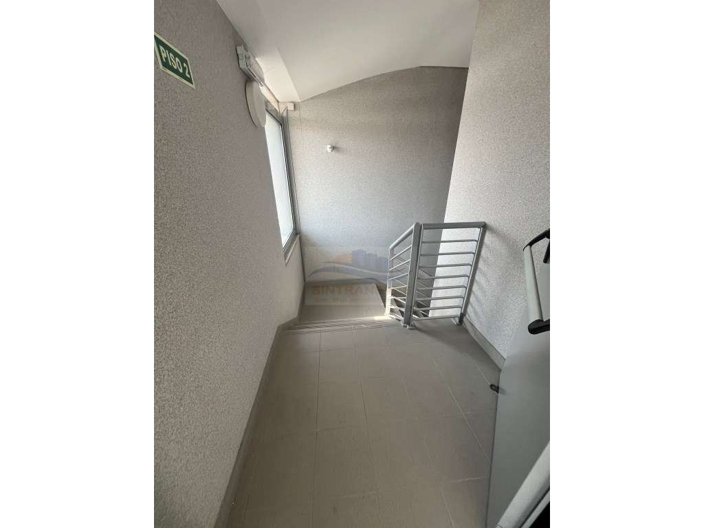 Arrendamento de Belíssimo Espaço Comercial 
Duas laterais em vidro... - Grande imagem: 3/20