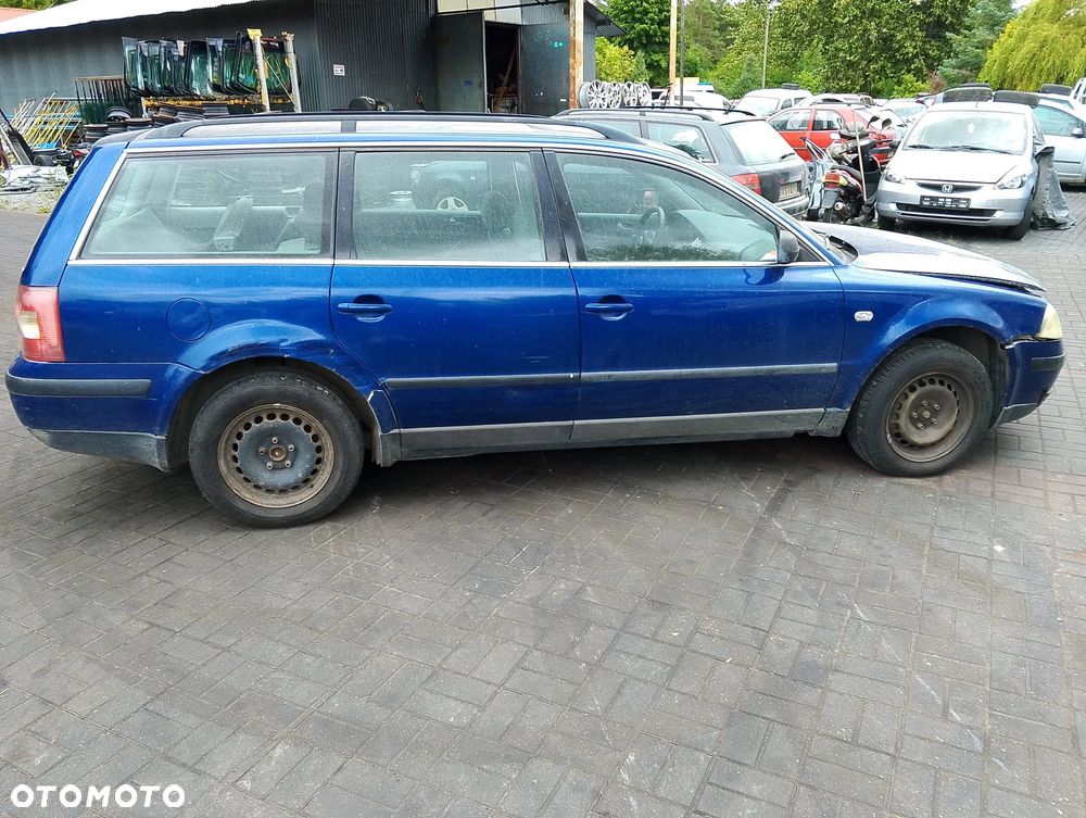 Volkswagen Passat B5 FL (00-05r.) 1.9 TDI 130KM. Silnik AWX Skrzynia FRK/ELN/DQS/FRF lakier C5X LC5X 8J.Cały na części. GWARANCJA !!!  Przód Tył Zestaw Komplet Drzwi Klapa Zderzak Błotnik Maska Grill Atrapa Szyba Pas Lampa Lusterko Boczki Fotel Kanapa Kokpit Deska Rozdzielcza Przełącznik Włącznik Sterownik Przewody Wiązka Instalacja Moduł Komputer Czujnik Listwa Pompa Alternator Wtryski Głowica Rozrusznik Kompresor Sprzęgło Dwumas Silnik Skrzynia ABS Klimatyzacji Paliwa Wspomagania Kolektor Turbina Przepustnica Zawór Chłodnica Koło Hak Belka Sanki Zawieszenie Mcpherson Półoś Amortyzator Wydech Tłumik Zacisk Most - 5