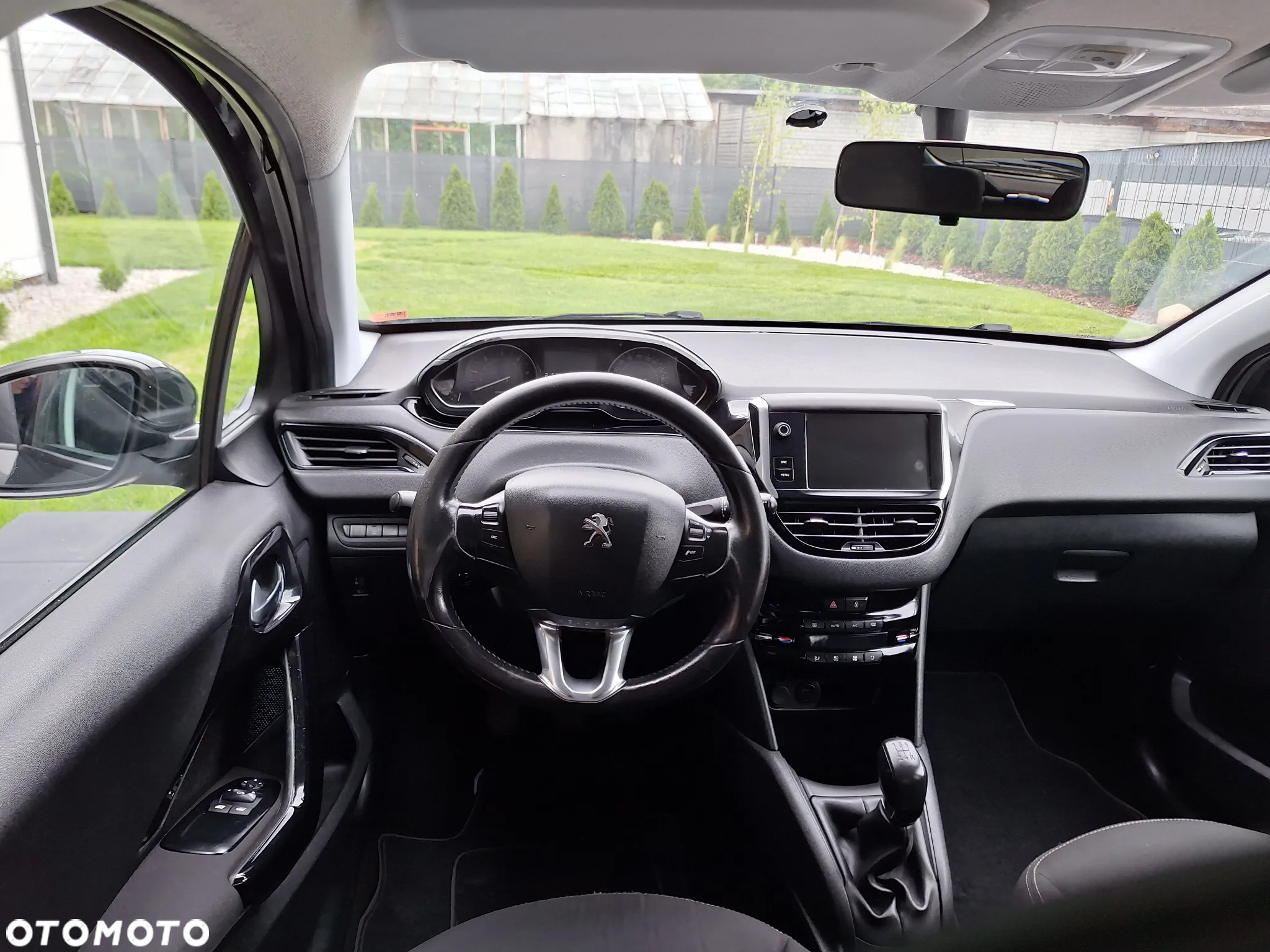 Peugeot 208 - 8