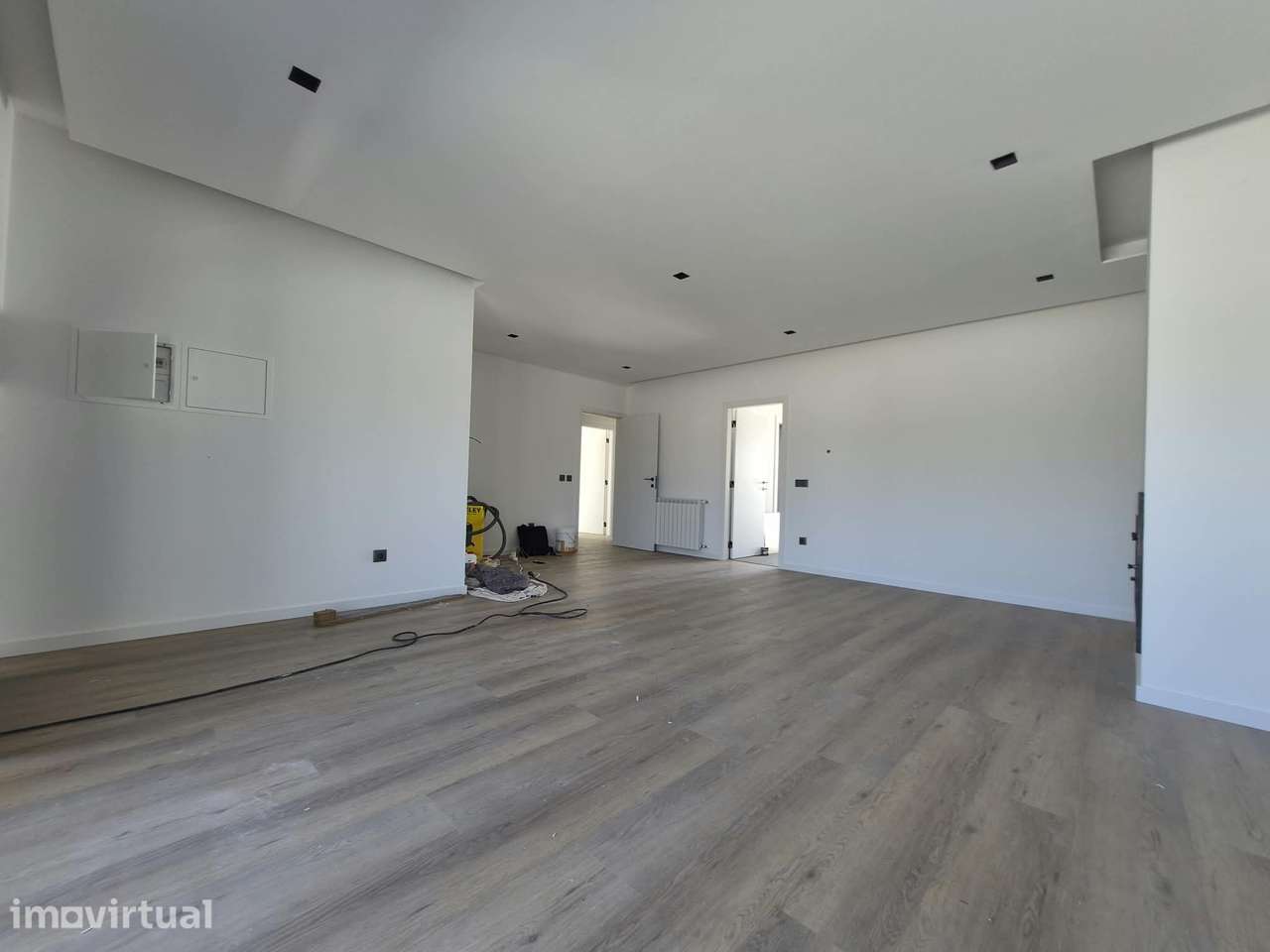 Moradia T3, térrea, geminada c/garagem e logradouros,  Fração: "A" - Grande imagem: 4/29