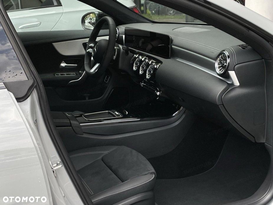 Mercedes-Benz CLA 250 4-Matic AMG Line 7G-DCT - 14