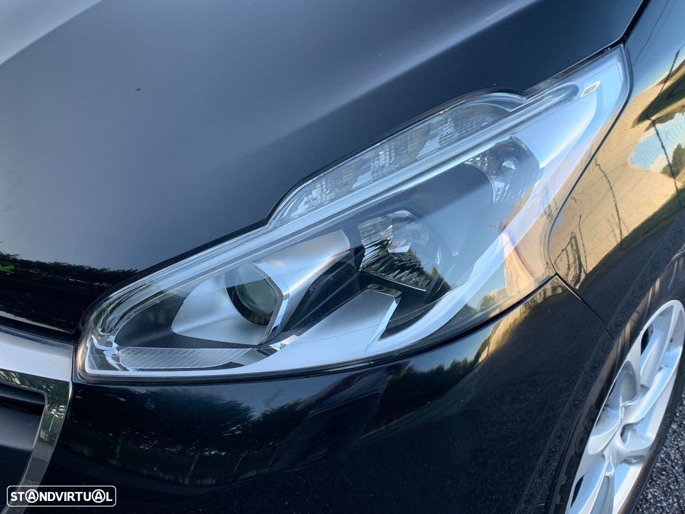 Peugeot 208 1.2 PureTech Allure - 54