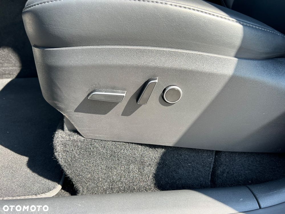 Tesla Model Y - 16