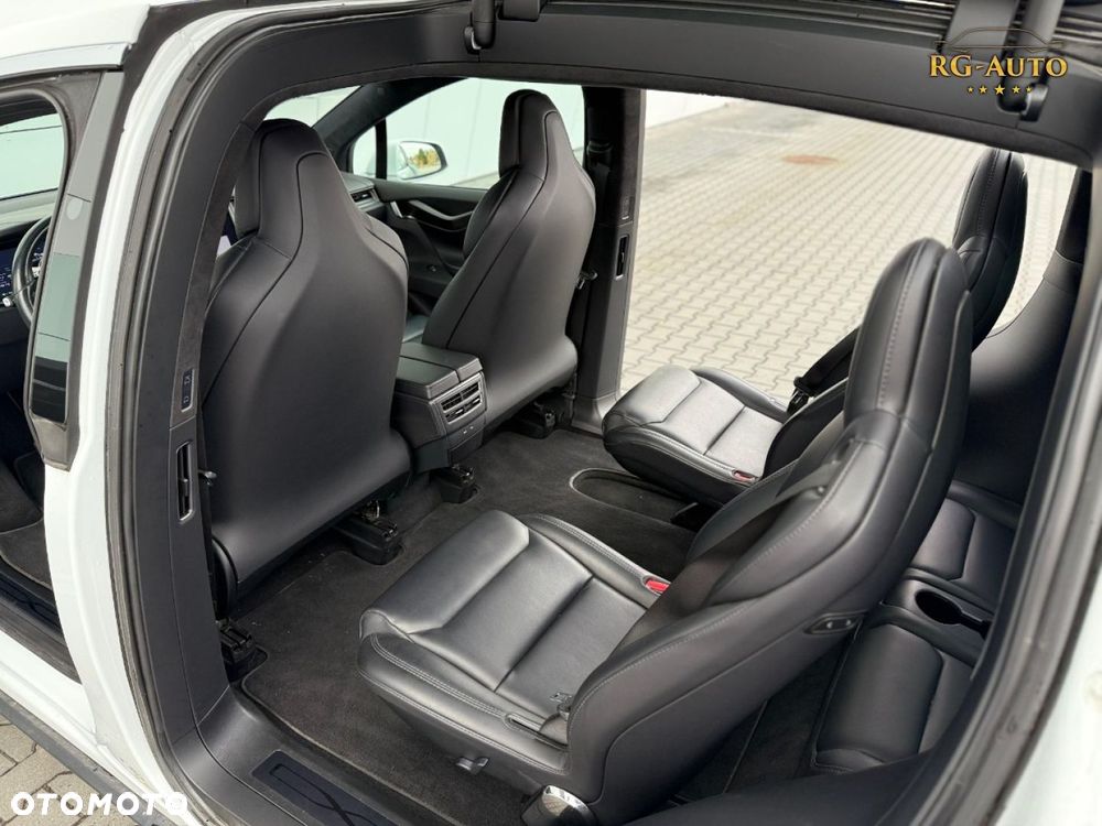 Tesla Model X - 32