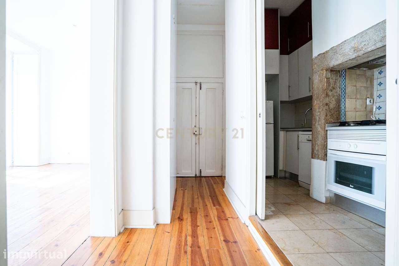 Apartamento T1 totalmente renovado, com charme e traça histórica, na B - Grande imagem: 4/27
