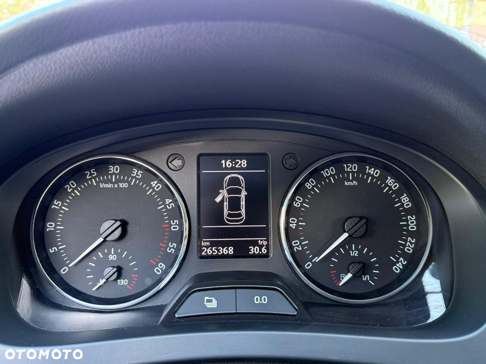 Skoda RAPID 1.6 TDI DPF Style Plus - 9