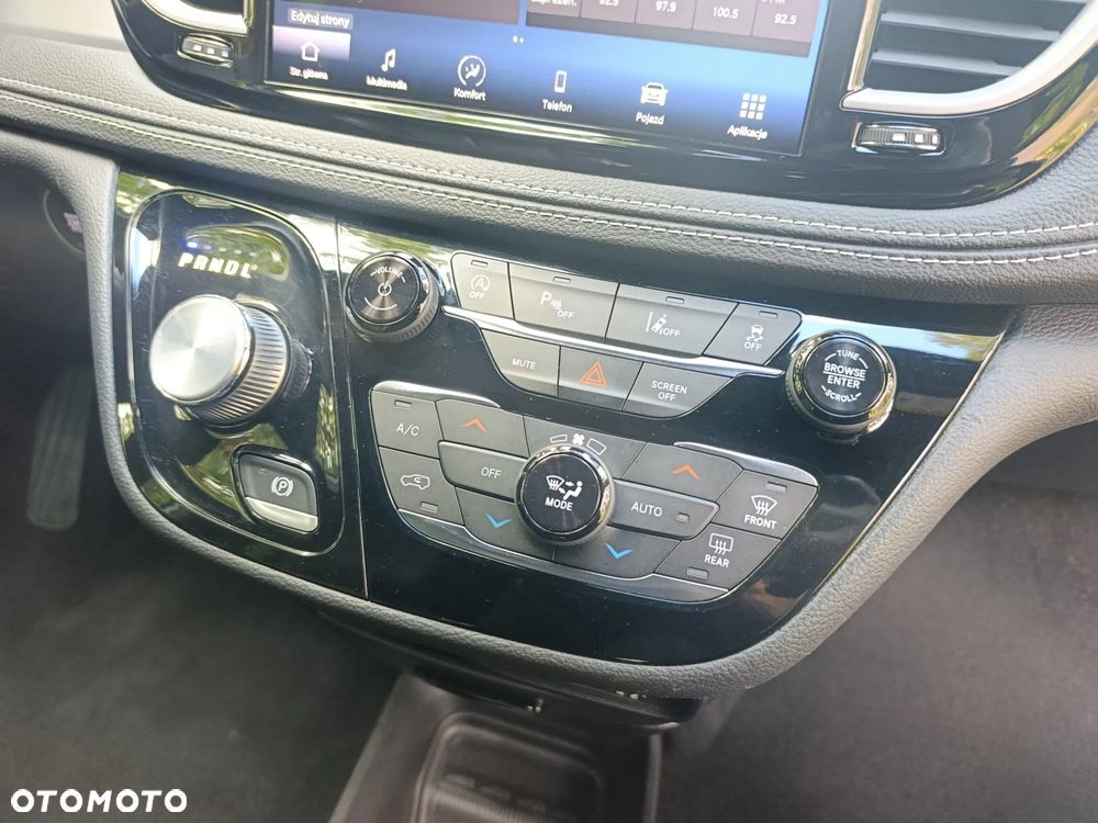 Chrysler Pacifica - 23