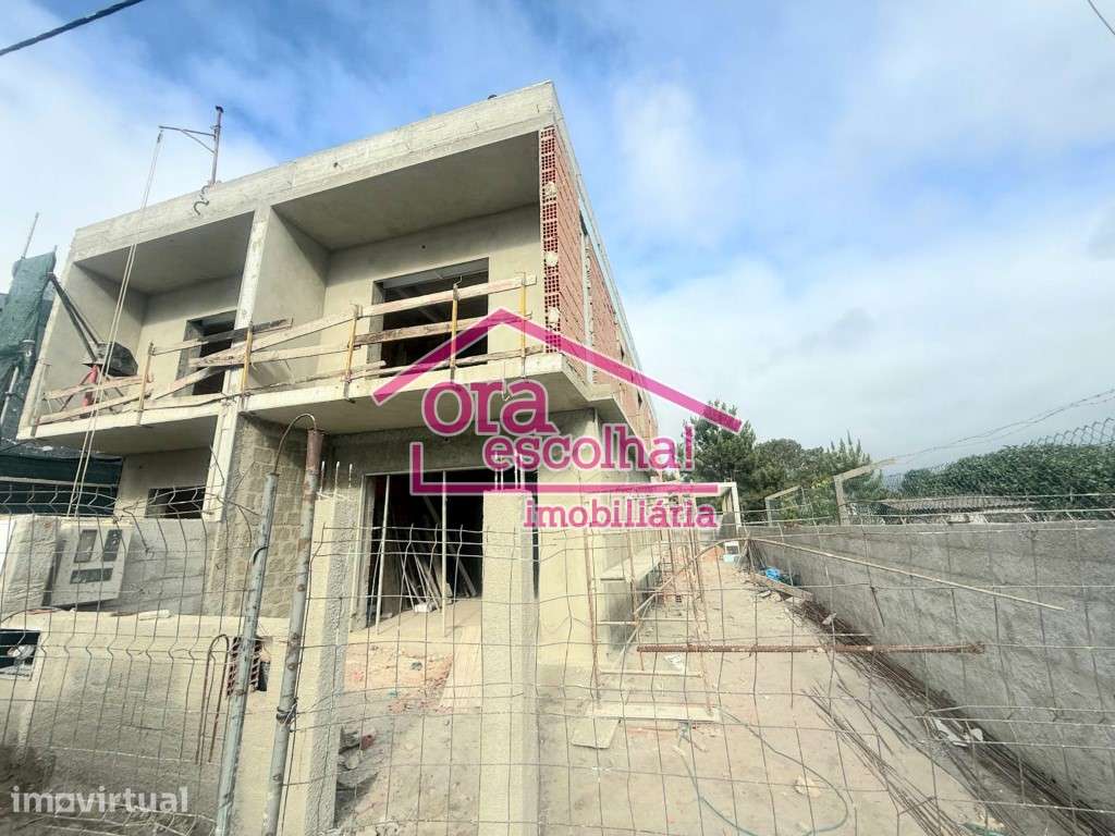Oportunidade Moradia Geminada em Fernão Ferro de 4 Assoalhadas. - Grande imagem: 2/9