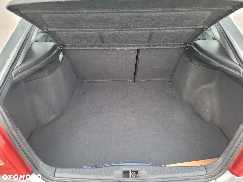 Toyota Avensis - 16