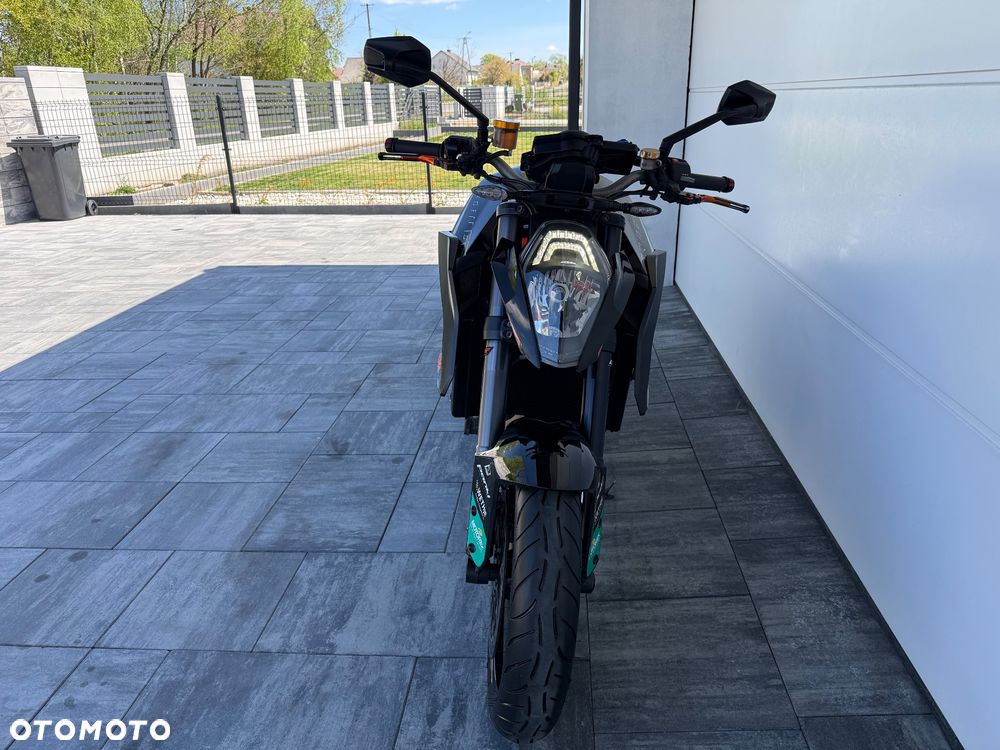 Suzuki GSR - 12