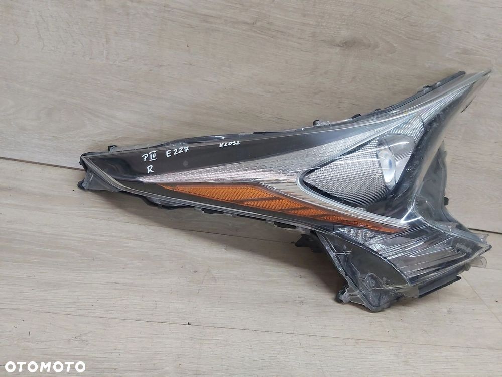 Toyota Prius IV 1,8 xw50 lampa prawy przód KLOSZ - 2