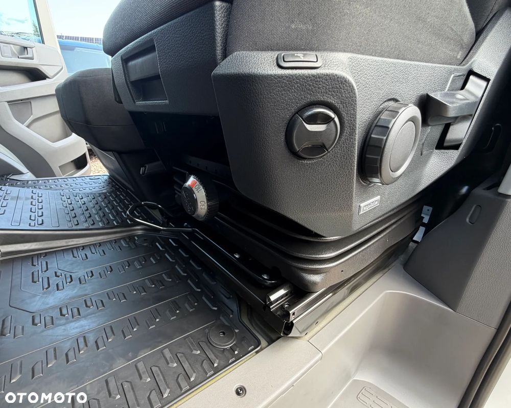 Volkswagen CRAFTER VAN VAT-1 z ZABUDOWĄ SERWISOWĄ WARSZTAT StoreVAN Półki, Szuflady, Kuwety na drobne przedmioty, Masaż fotela kierowcy, Fotel pneumatyczny terapeutyczny pilot ergoActive, Podgrzewana szyba, Kierownica wielofunkcyjna, Tempomat, Ogr. prędkości, Minibar, Fabrycne parktroniki przód i tył, DMC:3500kg, Homologacja haka 3000kg! Duża ładowność 1315kg Model L2H1 Paka dł. 3450mm - 40