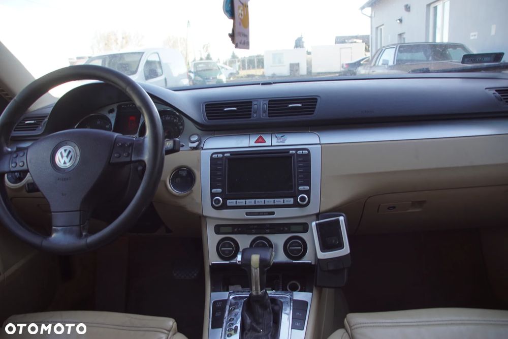 Auto na części - Volkswagen Passat B6 2.0 TDI 170 KM BMR KDA LC9X 2007R Silnik Skrzynia Drzwi Maska Błotnik Klapa Zderzak Lampa Klamka Szyba Lusterko Deska Kokpit Sterownik Moduł Czujnik Licznik Wyświetlacz Panel Kierownica - 16
