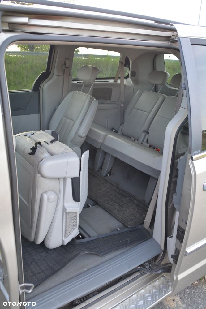Chrysler Town & Country - 11