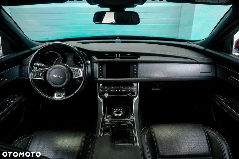 Jaguar XF 2.0 i4D R-Sport - 8