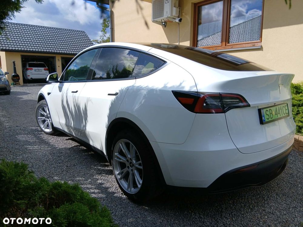Tesla Model Y - 4