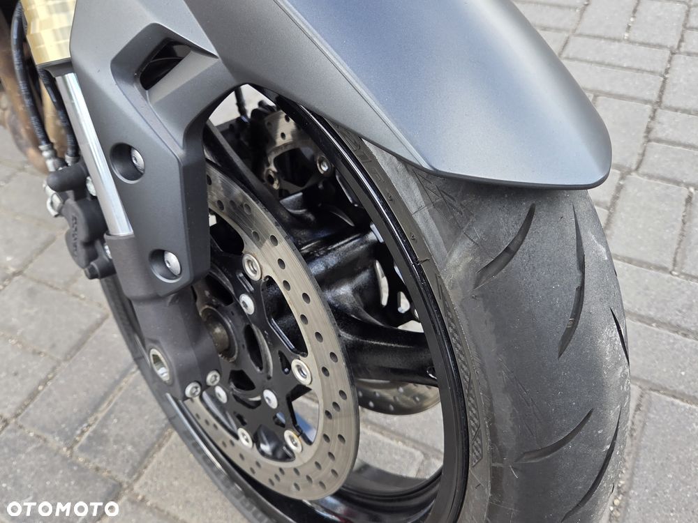 Suzuki GSR - 4