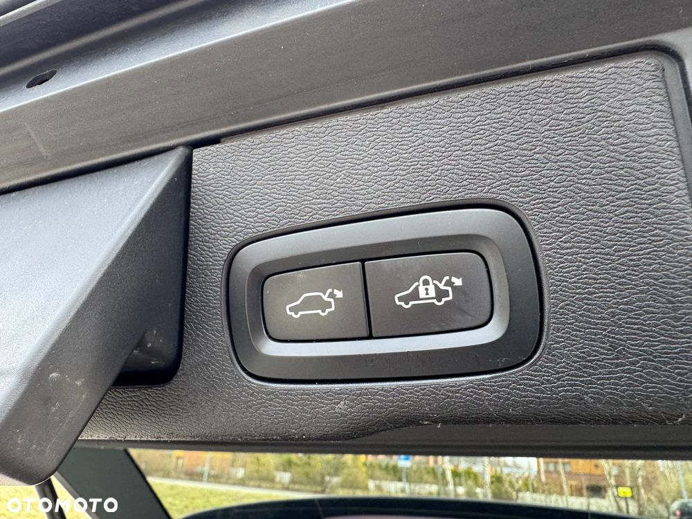 Volvo XC 60 B5 D AWD R-Design - 29