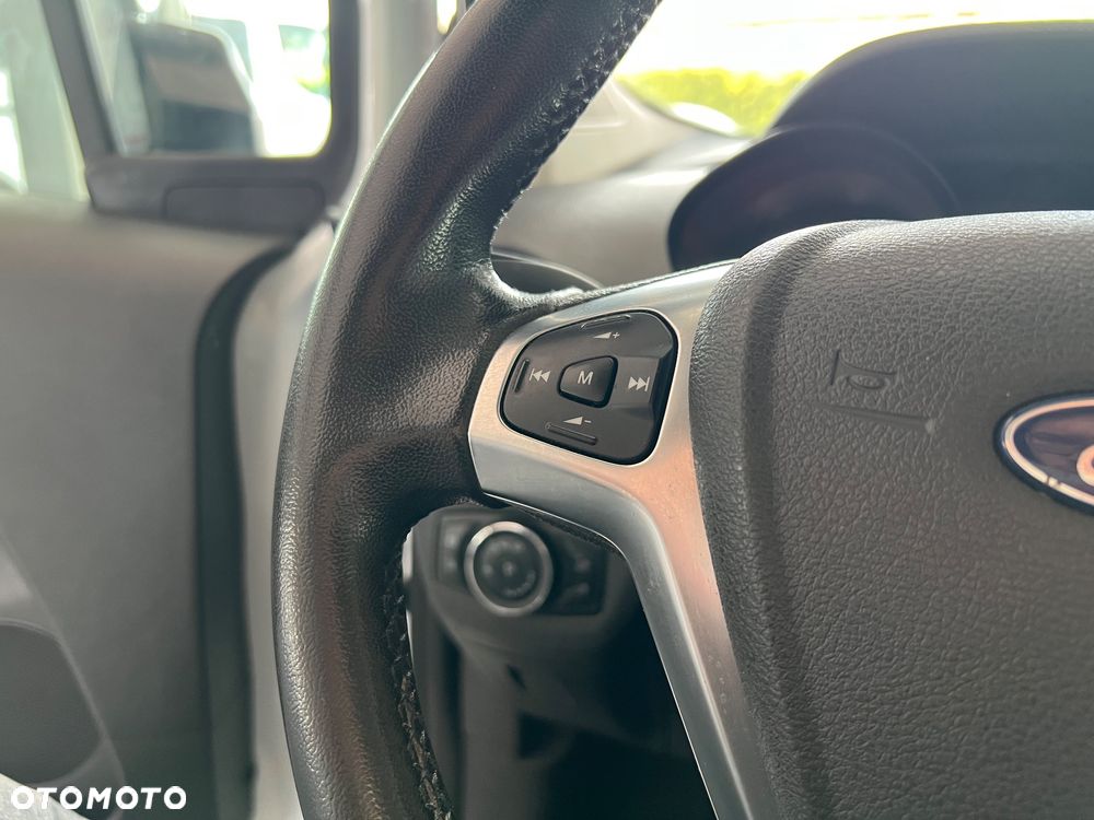 Ford Transit Courier - 24