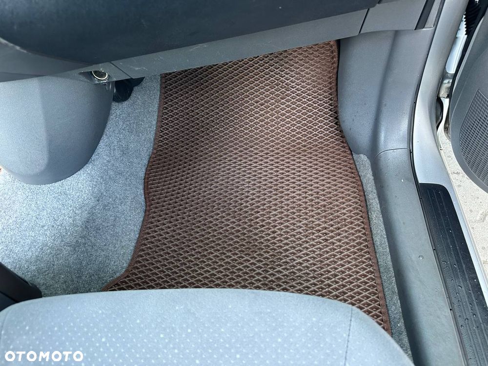 Toyota Prius - 10