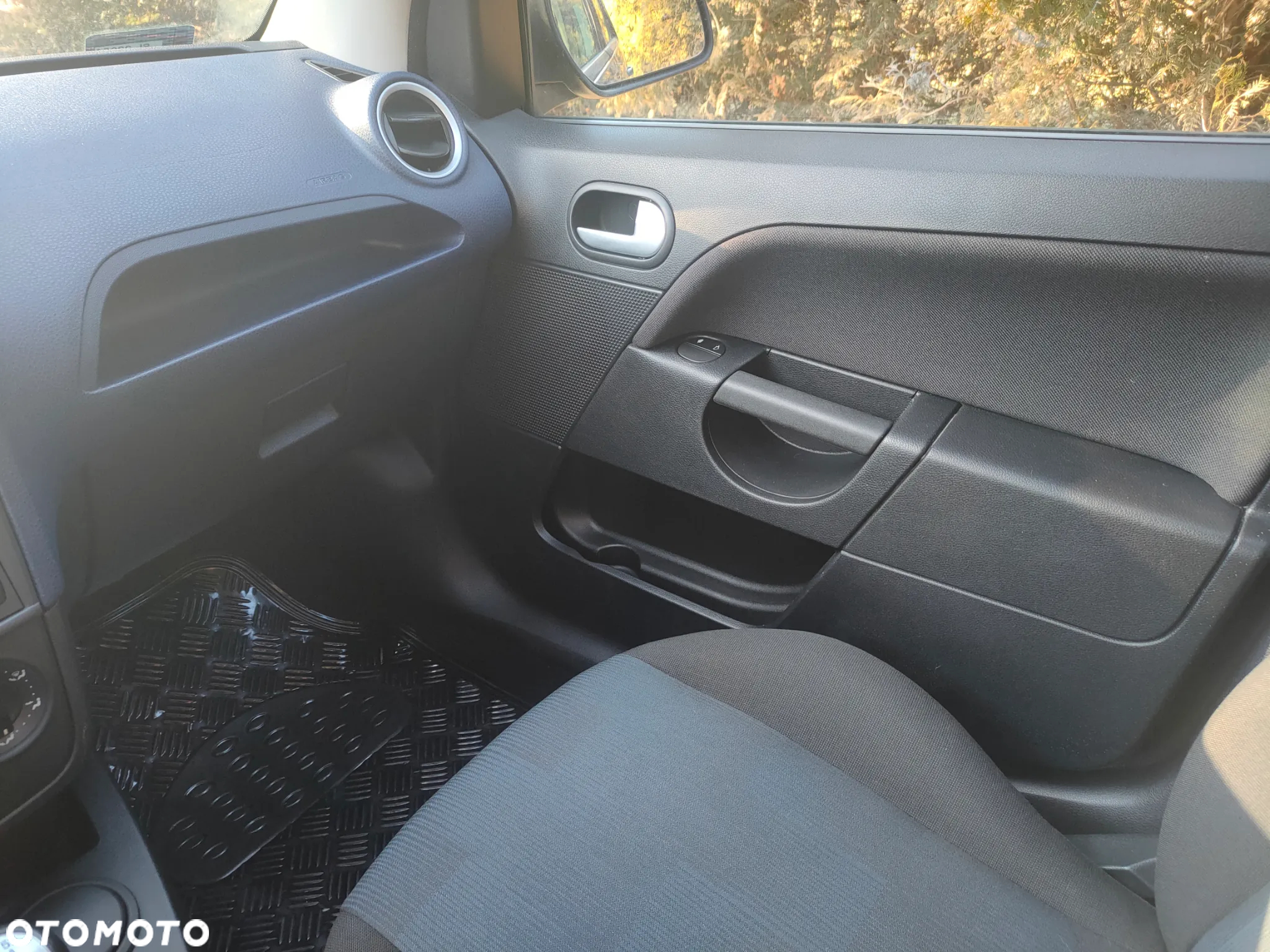 Ford Fiesta 1.4 Ambiente - 11
