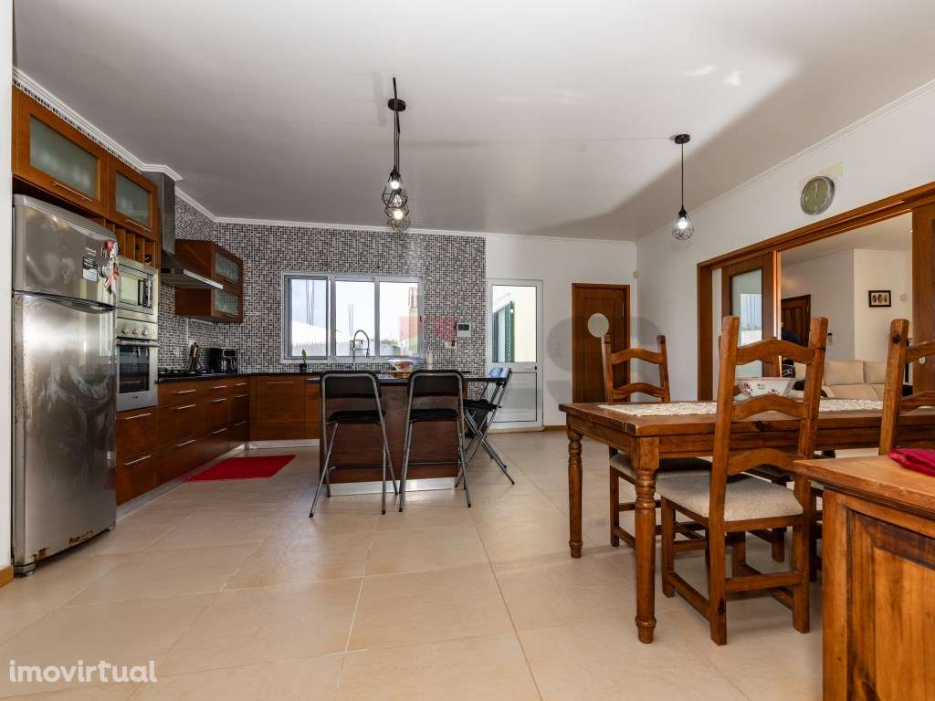 Moradia V4 Isolada com 3 Suites - São Vicente Ferreira, Ponta Delga... - Grande imagem: 2/36