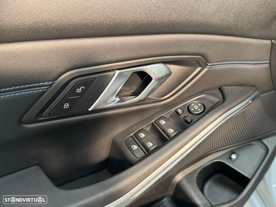 BMW 330 e Touring Pack Desportivo M Auto - 29