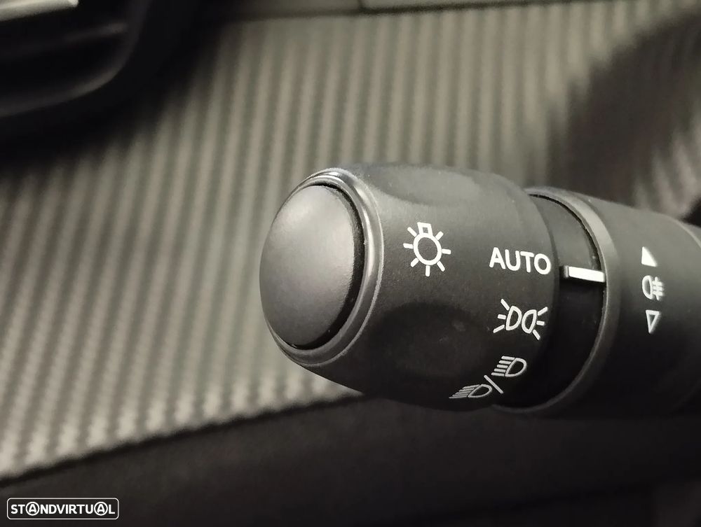 Peugeot 2008 1.2 PureTech Allure EAT8 - 21