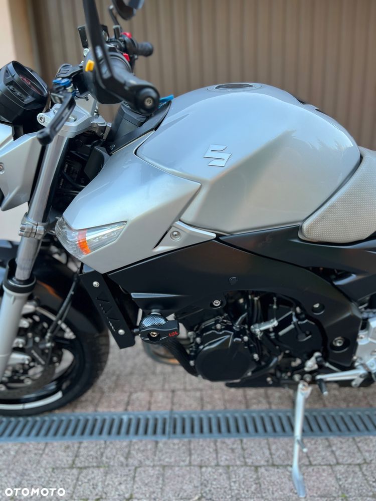 Suzuki GSR - 8