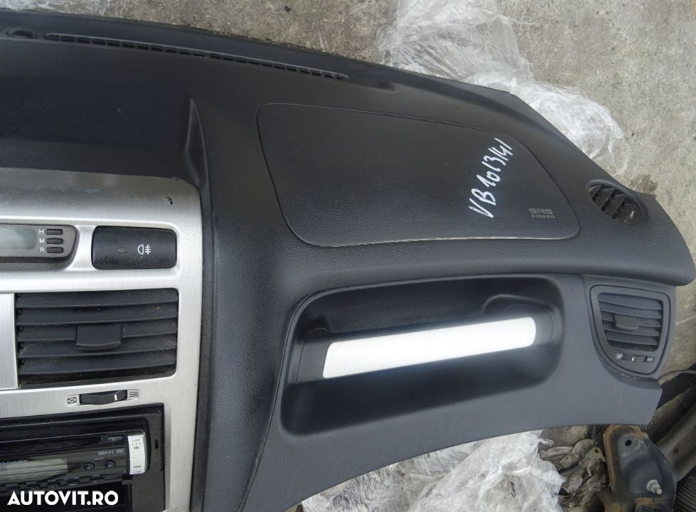 Plansa de bord Kia Sportage din 2006 cu airbag volan si pasager volan pe stanga - 4