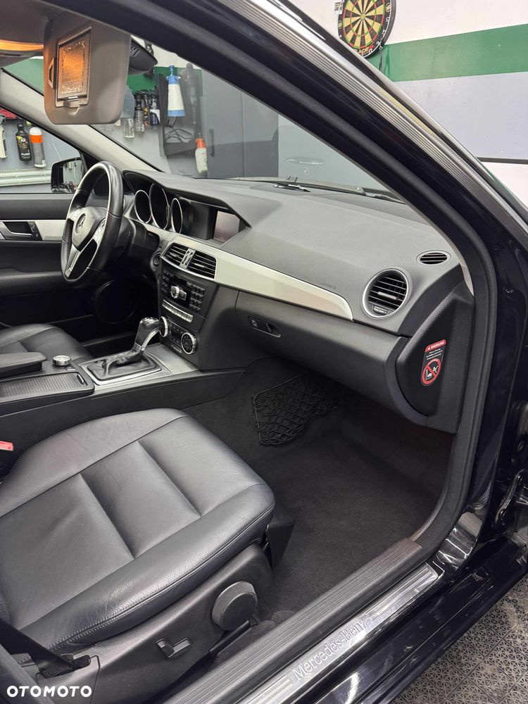 Mercedes-Benz Klasa C 300 CDI DPF 4Matic (BlueEFFICIENCY) 7G-TRONIC Avantgarde - 13