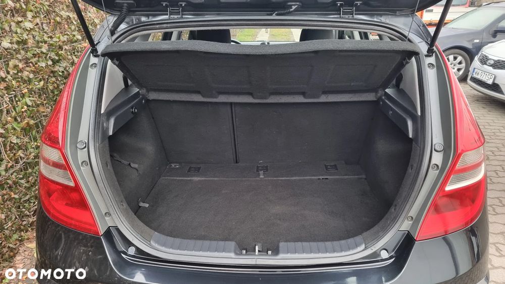 Hyundai i30 1.4 Base + - 15