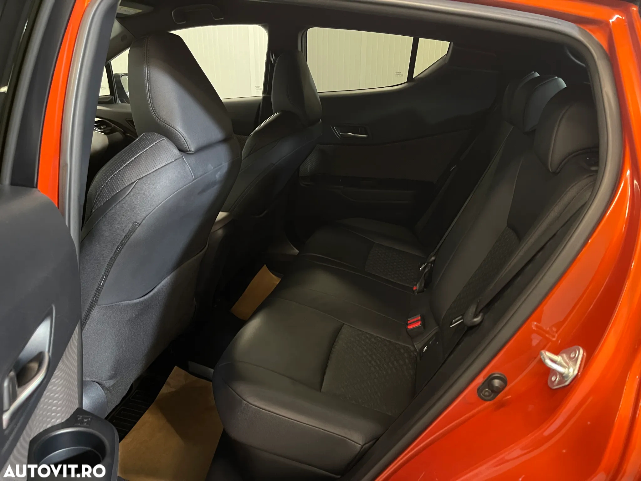 Toyota C-HR 2.0 HSD 184 CP 4x2 CVT Classy Bi-Tone - 11