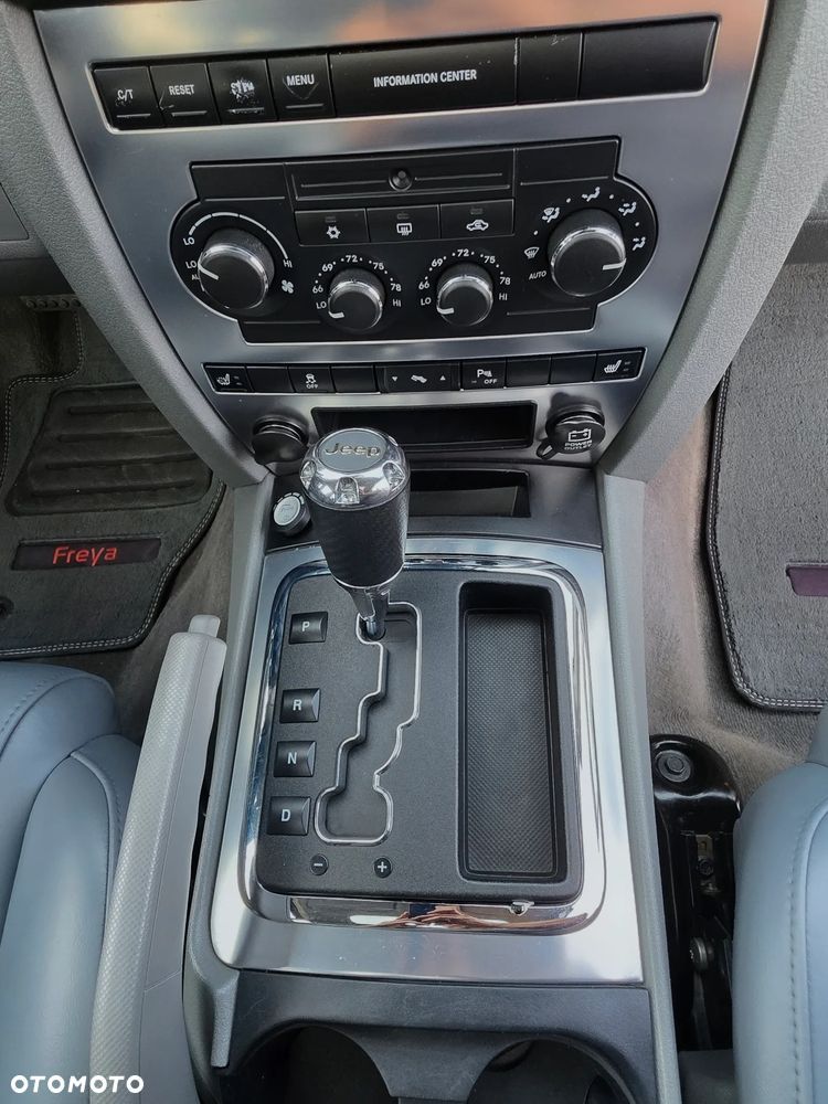 Jeep Grand Cherokee - 37