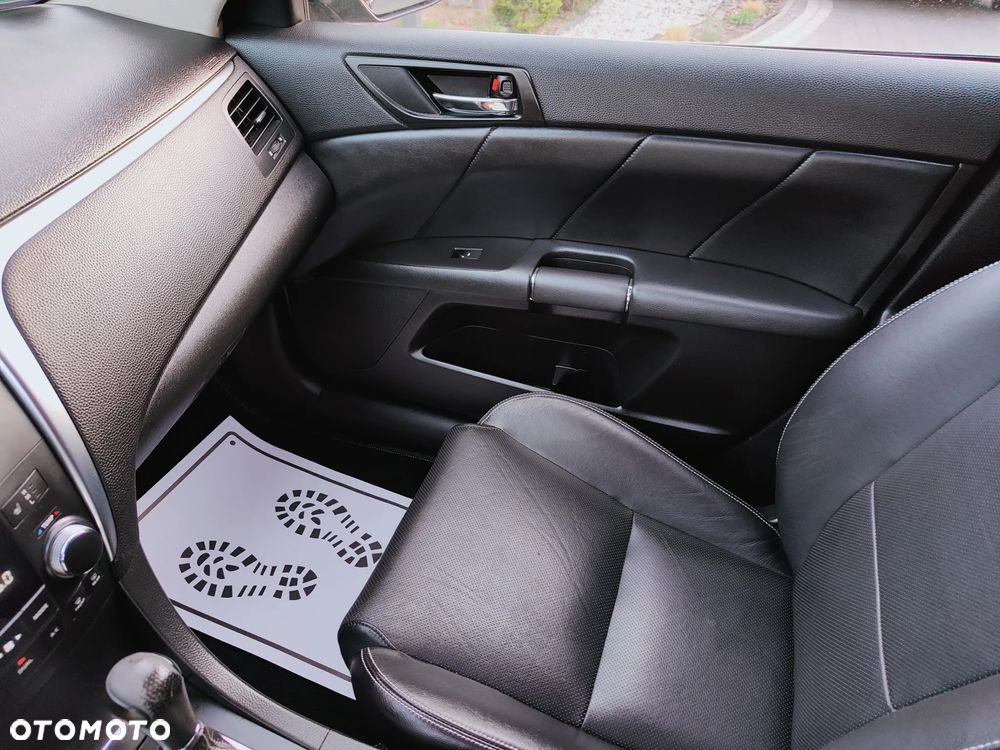 Suzuki Kizashi 2.4 4x4 CVT Sport - 25