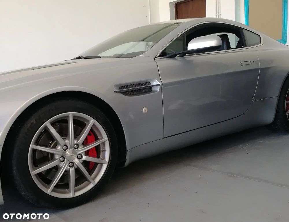 Aston Martin Vantage - 2