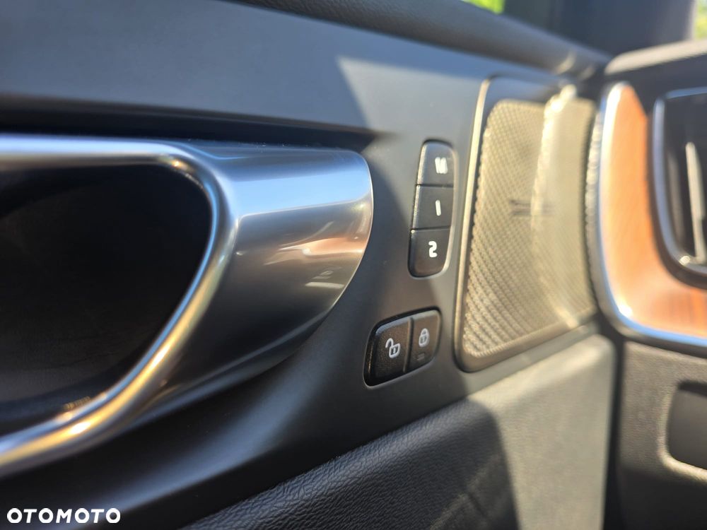 Volvo XC 60 B4 D AWD Plus Bright - 25