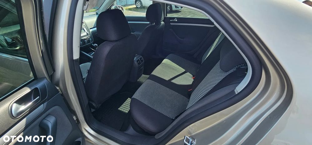 Volkswagen Jetta 1.6 Comfortline - 12