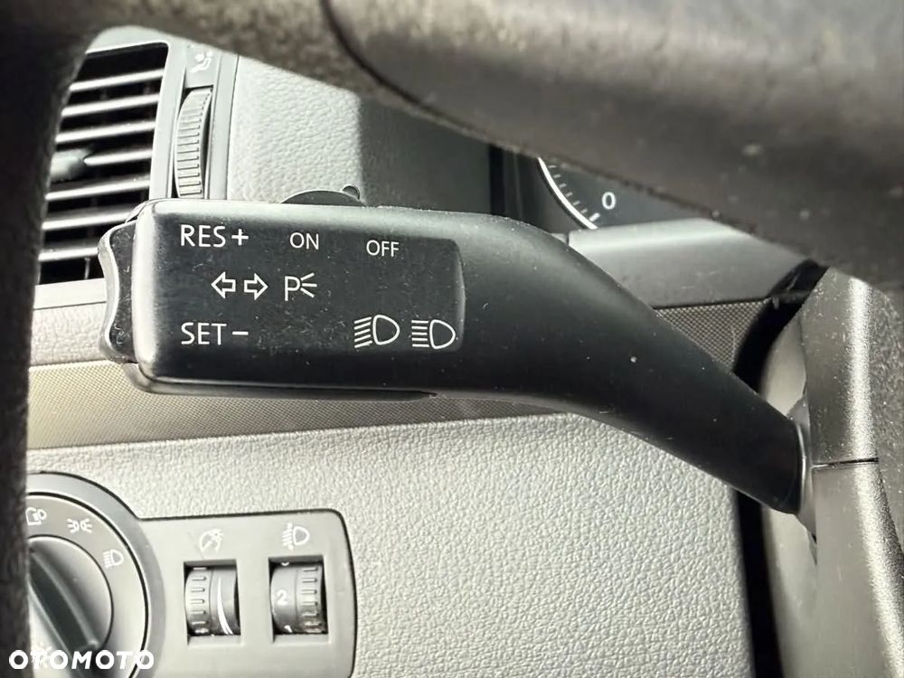 Volkswagen Touran 1.9 TDI DPF Conceptline - 25