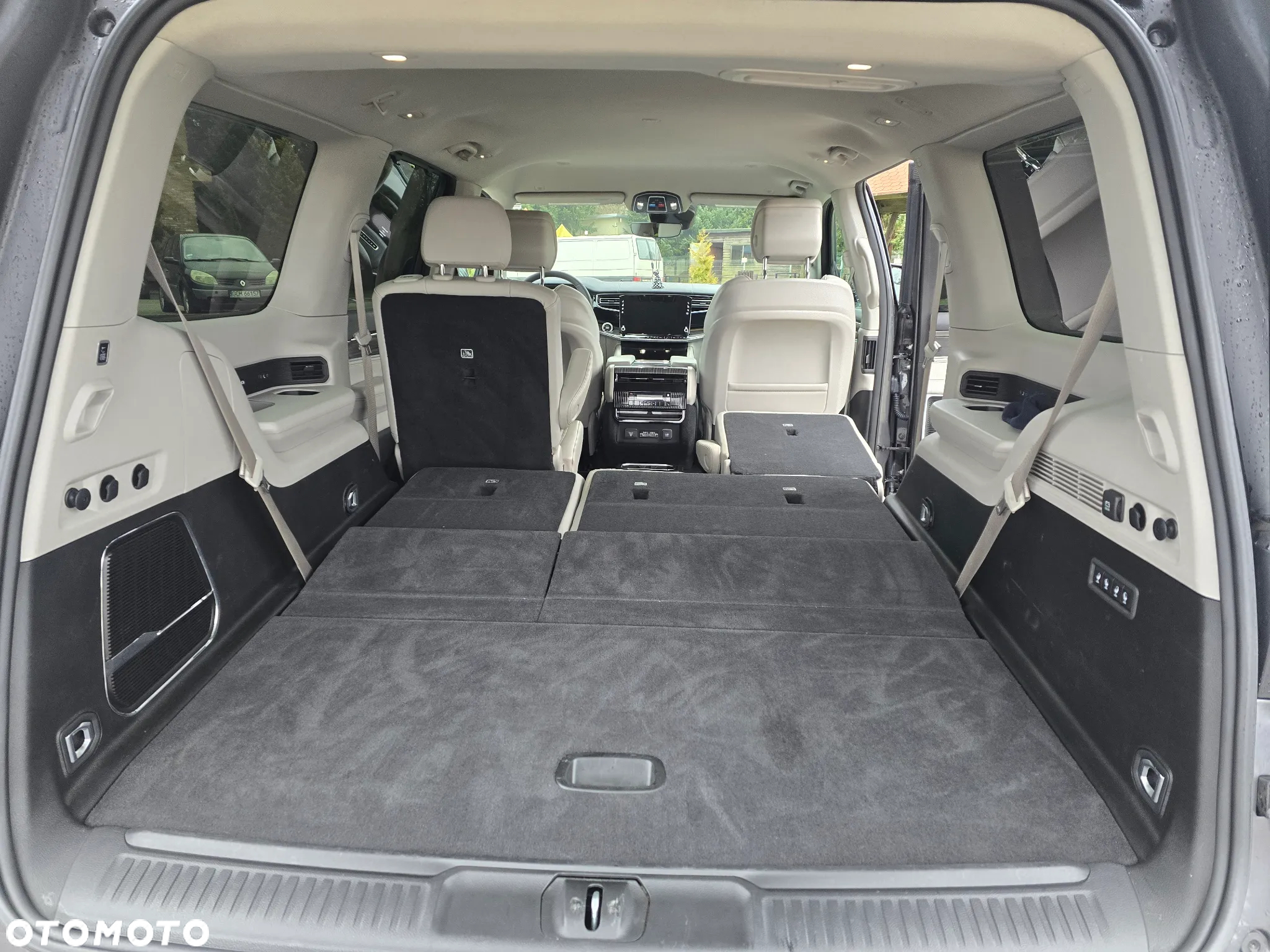 Jeep Wagoneer - 25